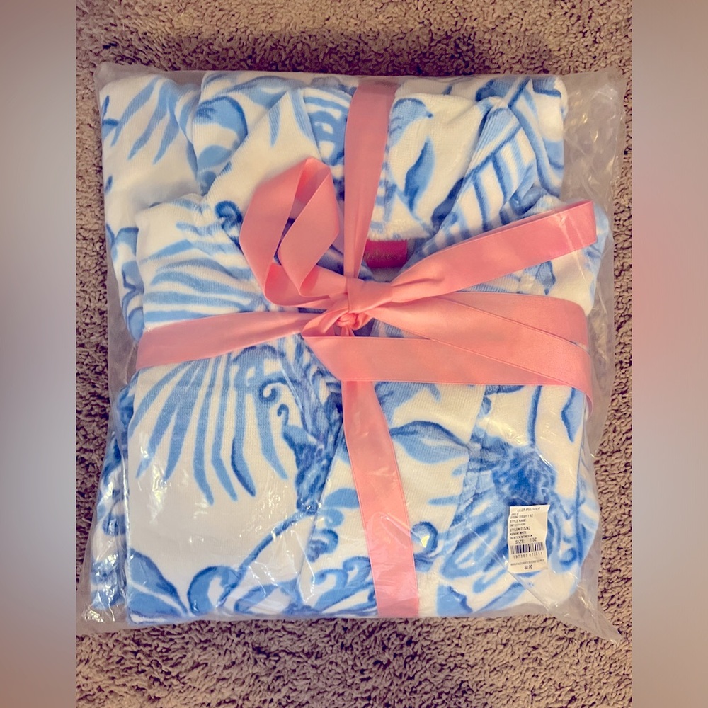 NWT IN PACKAGE—Lilly Pulitzer ONE SIZE Terry Robe. Glisten in the Sun pattern 💙